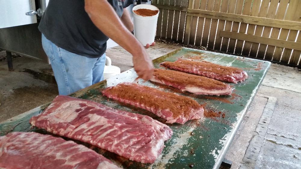 prepping the ribs for the smoker