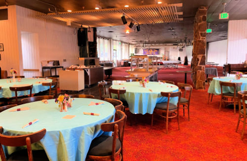 Dining room with round tables and red carpet