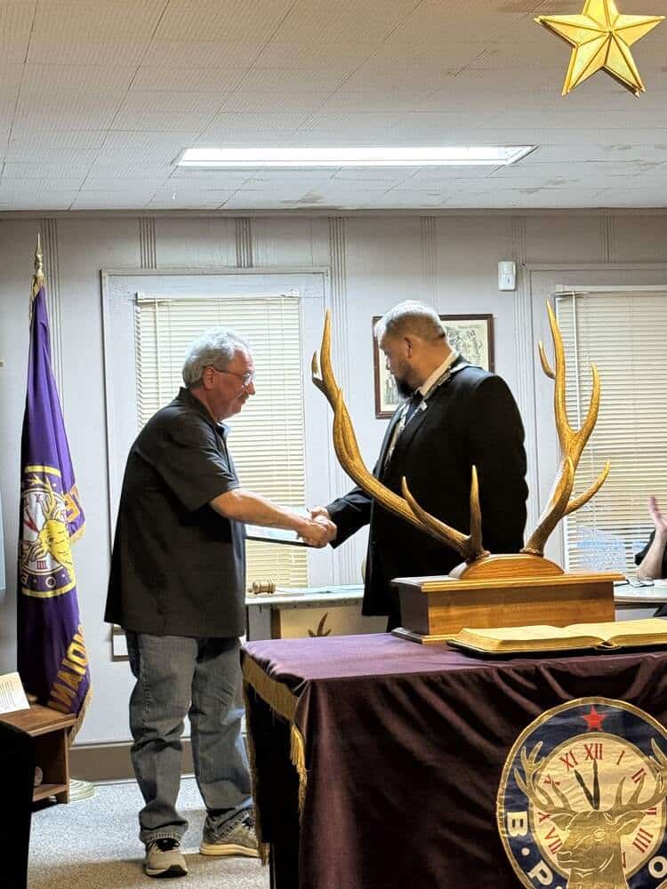 PER Jerre Cline accepting an Award to the Elks from DAV for their help for Veterans