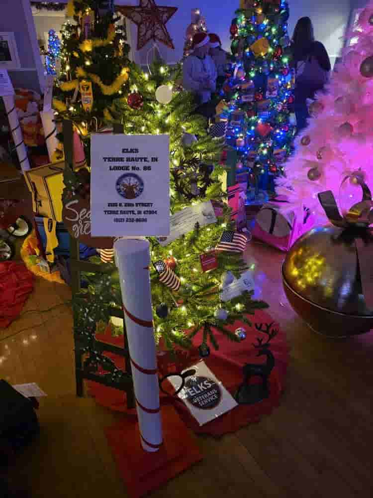 Elks participate in the Zorah Shrine Feztival of Trees