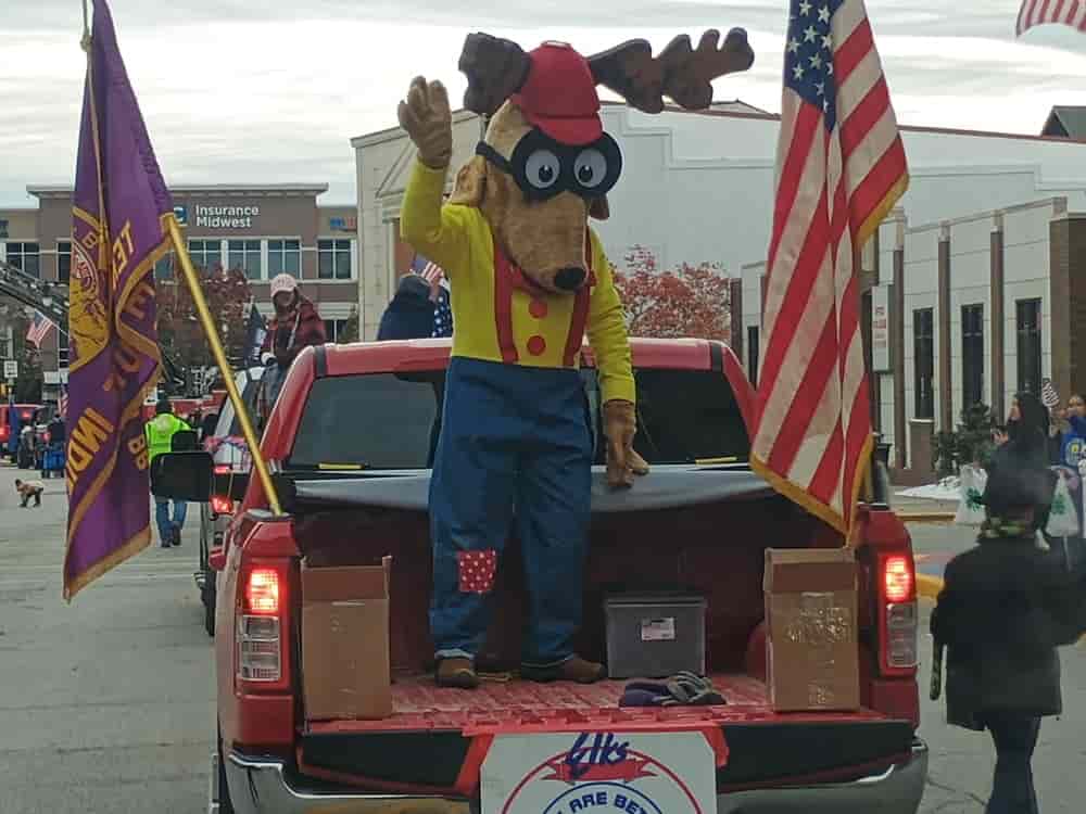 Elroy Elk waving in the Veterans Day Parade