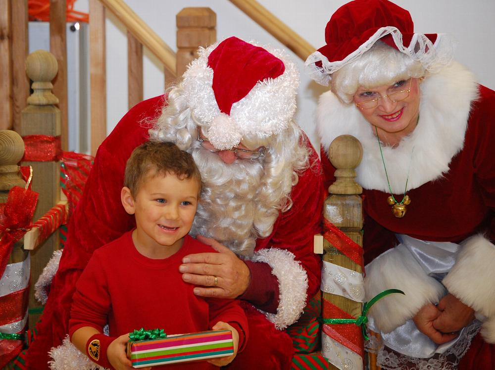 Santa and Mrs Claus dropped in again at the lodge Children's Christmas Party, held on December 19th, 2014.
This is an annual event offered to the children and grandchildren of our members. Those kids 12 and under also receive something special from Santa!