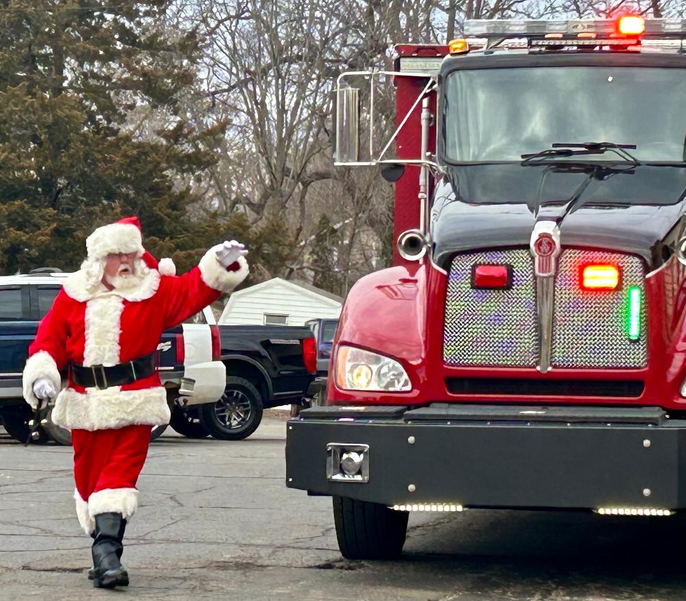 Santa Claus arrives at the Elks #1248 - thanks Fabius Park Fire Department!