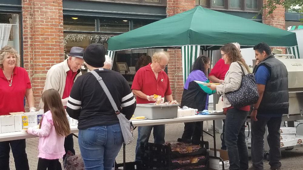 Vonnie, Arnie, Dean and Marija serving up a wonderful Hamburger & Chip meal.