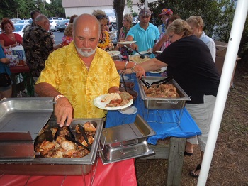 PITTSBURGH "FRANK" AND OTHER'S LINING UP FOR FOOD - JULY 4TH 2012