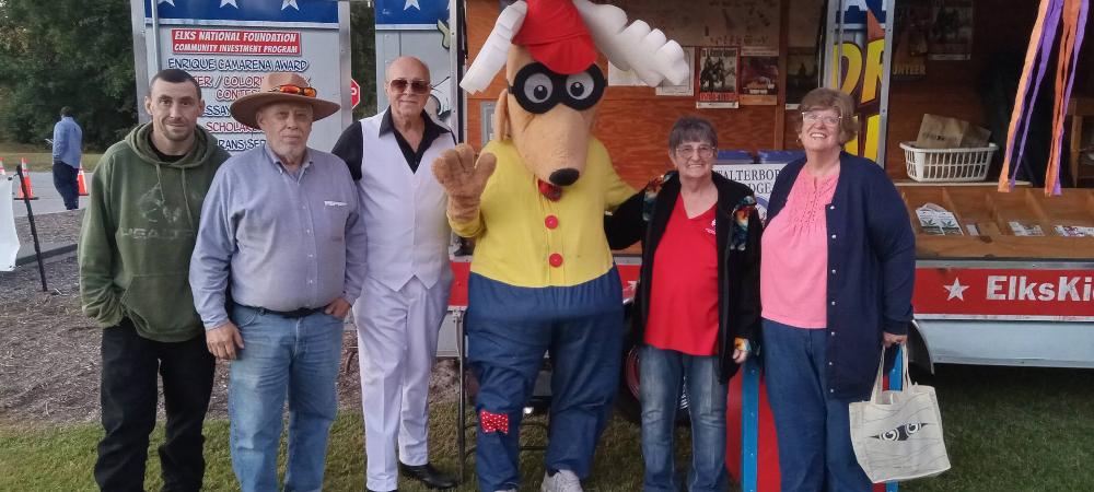 I want to thank on behalf of the Walterboro Elks Lodge 1988, Angus, Jerrie, Art, Valerie, Terry and Chris for their help at the Colleton County Sheriffs  trunk or treat on Halloween evening. Our nationally known Elroy was a big hit as always. We passed out Drug Awareness literature, Hoop Shoot information as well as a lot of candy. Great job everyone!!!🎯👍
