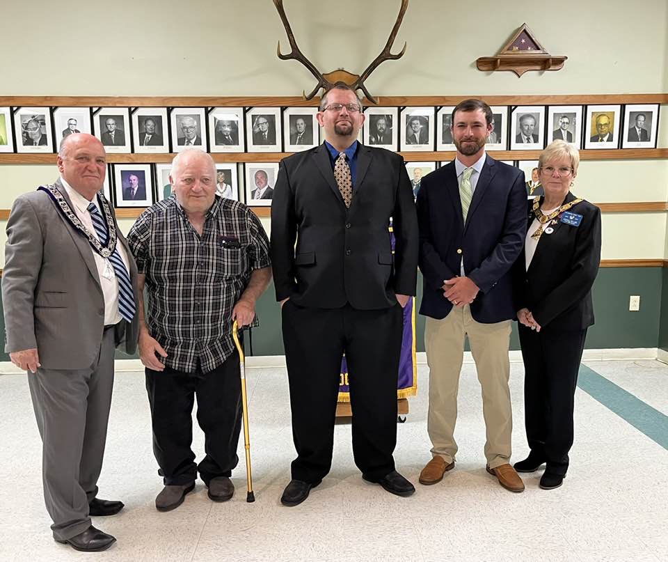 On February 22, 2024, the Walterboro Elks Lodge welcomed 3 new members.  Pictured below are Esquire Bob Tiegs, New Members Wayne Demers, Michael Schwartz, Steven Harrison and Exalted Ruler Donna Miller. So glad to have you join our Elk Family!