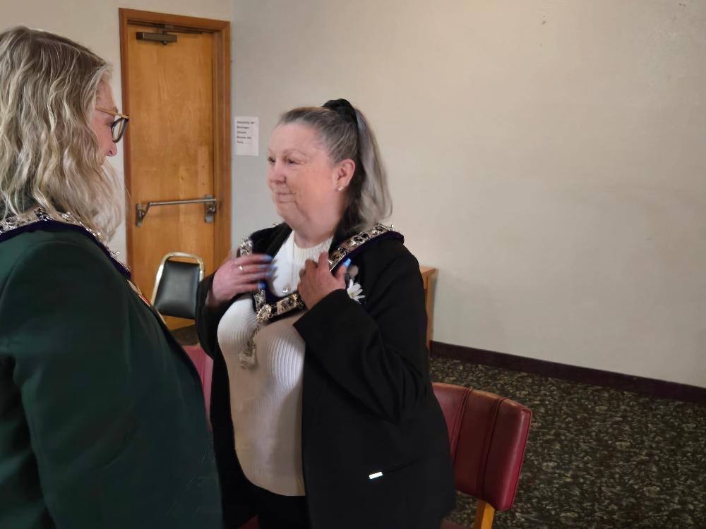 Past Exalted Ruler Jennifer Braibish installs Sue Lemaster as One-Year Trustee.