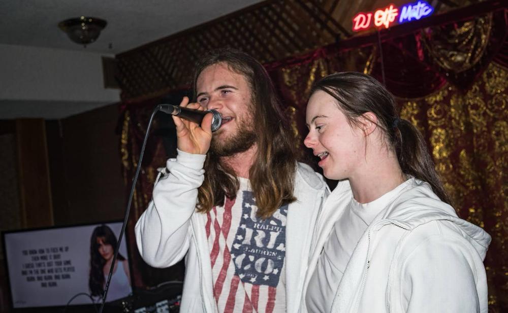 Elliott & Laura - white party karaoke