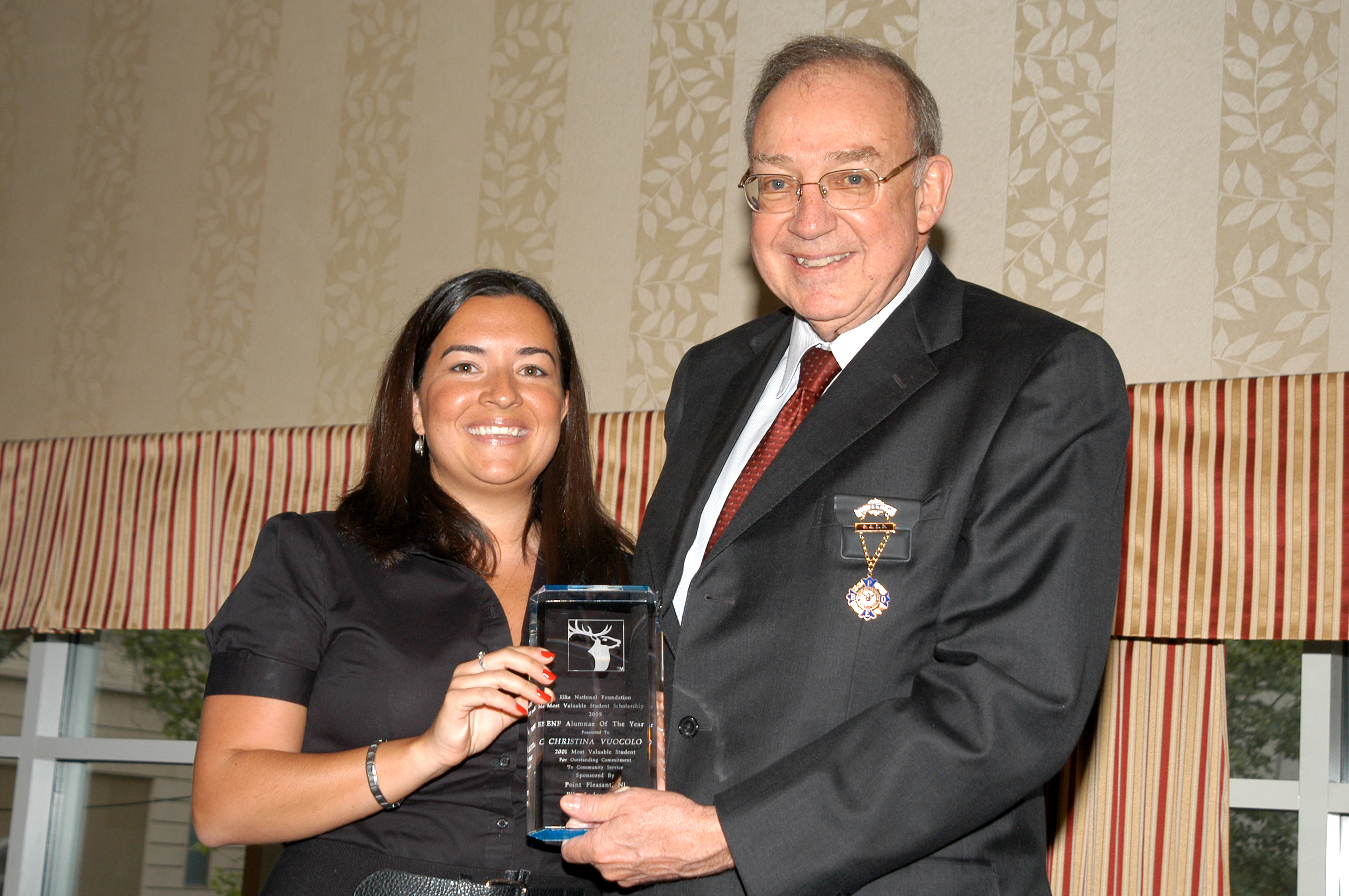 Past National President Ted Hess presents an award at the 2009 Elks National Convention.